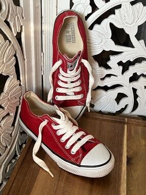 Converse low-top sneakers in red with white accents